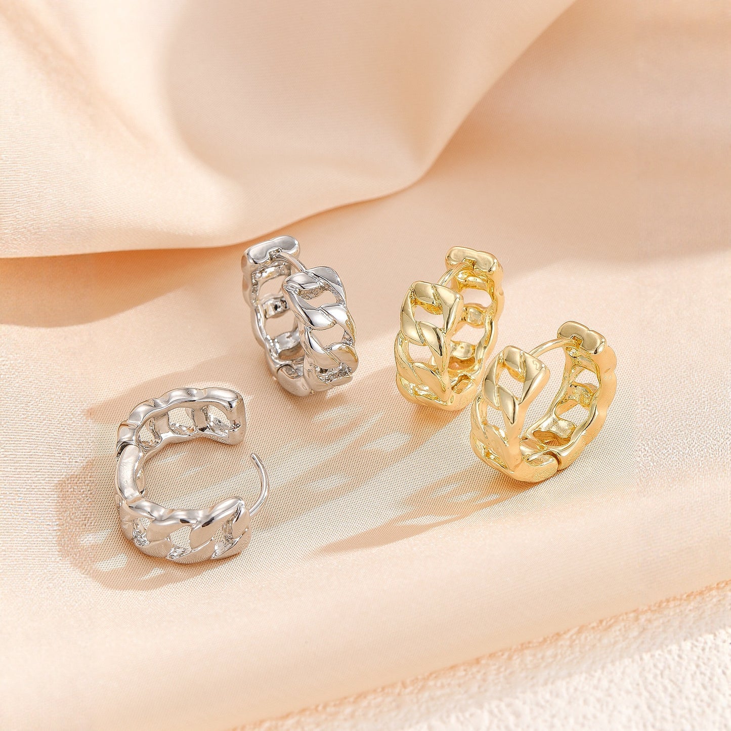 Fashionable And Minimalist Hollow Ear Buckle